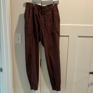 Lululemon Classic Drawstring Joggers in Burgendy